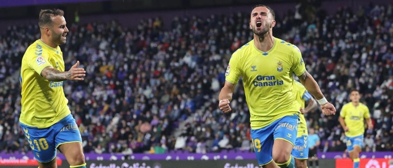 Jesé Rodríguez y Armando Sadiku, que no siguen en el club amarillo, festejan el tanto del albanés en el Nuevo José Zorrilla, el pasado marzo, ante el Real Valladolid en el duelo que inició la racha de Pimienta.  | | LP/DLP