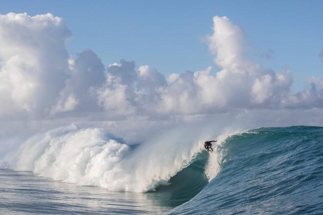 Anthony Walsh de Australia surfea durante un entreno previo al Tahiti pro surfing trial en Teahupoo en Tahiti.