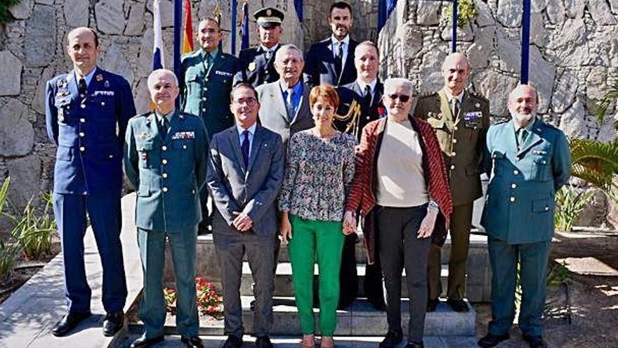 En el centro, de gris, Michel Dadone, junto a autoridades civiles y militares.