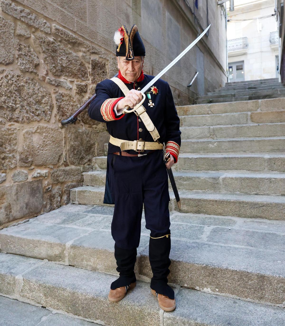 Fernando Franco, posa en el Casco Vello caracterizado como Cachamuíña con motivo de la Fiesta de la Reconquista de Vigo en 2025