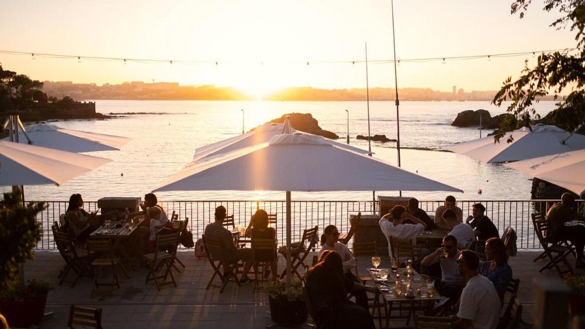 La terraza de Oleiros para ver el atardecer en primera línea: 8 grifos de cerveza y burgers con un pan "espectacular"