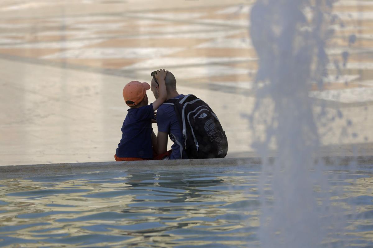 Un padre y su hijo durante el pasado verano en Zaragoza