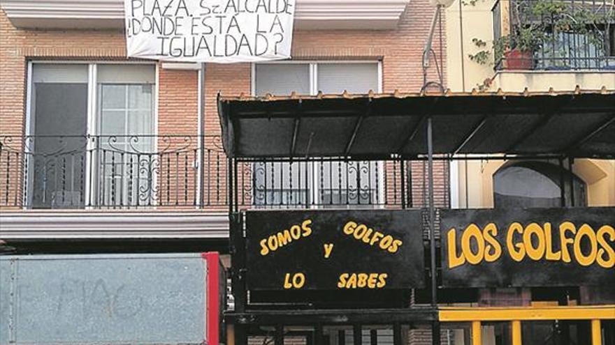 El juez da la razón a dos vecinos por la ubicación de un cadafal en la Llosa