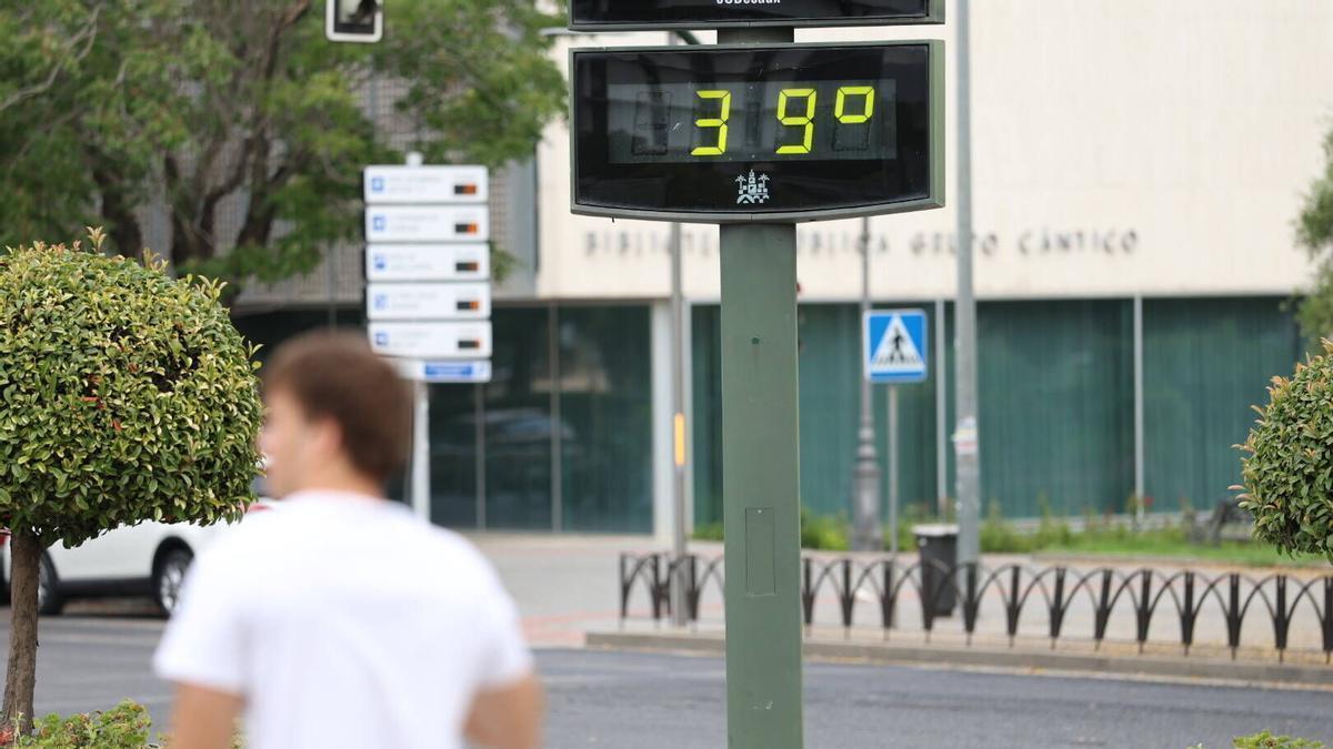 Un termómetro marca 39 grados en Córdoba capital.