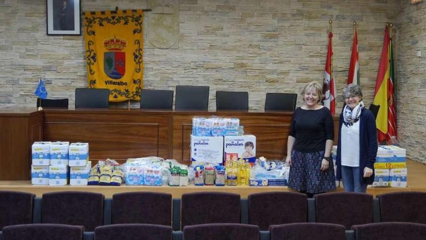 La alcaldesa de Villaralbo, a la izquierda, junto a la presidenta de la asociación y el material donado.