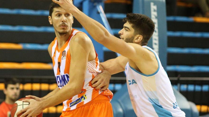 Goran Huskic mueve el balón ante la presión de un jugador de Hestia Menorca.