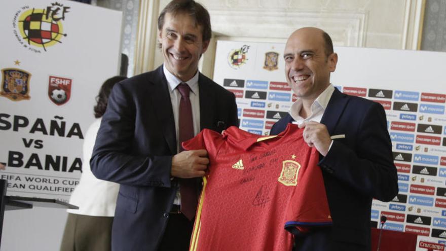 El seleccionador Lopetegui y Echávarri, esta mañana en el Ayuntamiento