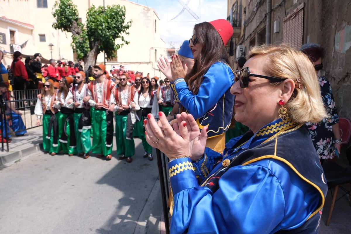 Aplausos al paso de las capitanías.