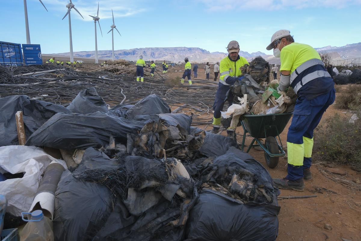 Retirada de invernaderos abandonados en el sureste de Gran Canaria