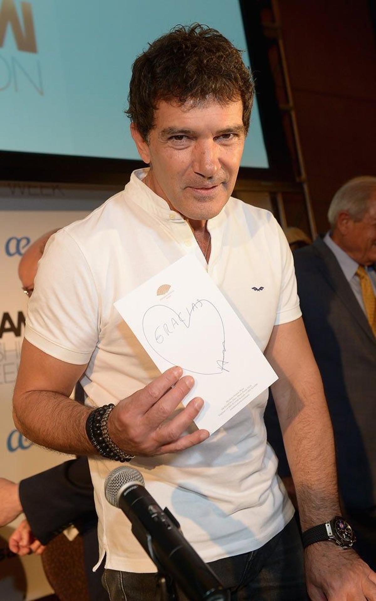 Antonio Banderas con sus papeles en Miami