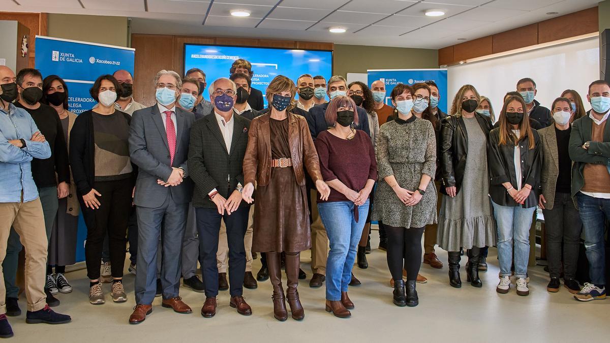 As startups participantes e os mentores da Aceleradora, acompañados pola directora de Turismo de Galicia, Nava Castro.