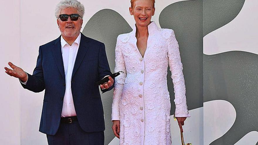 Pedro Almodóvar y Tilda Swinton, ayer, en Venecia.