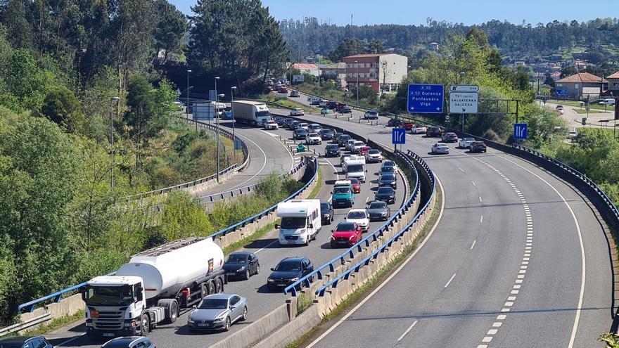 Un atasco kilométrico provoca retenciones de casi una hora en los accesos a Portugal