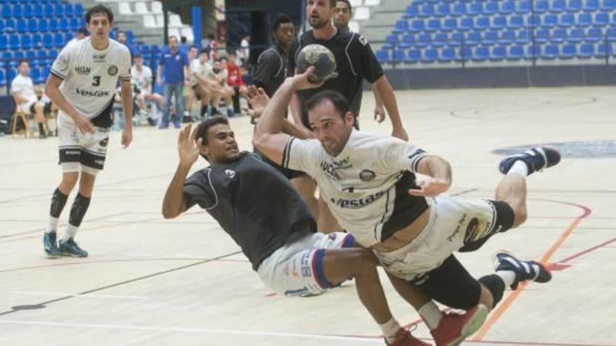 Un jugador del CD Agustinos defiende, ayer, un lanzamiento del Vestas Ciudad Real.