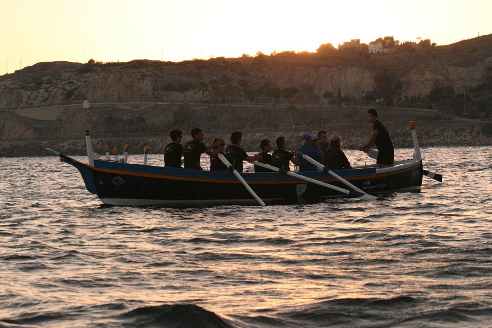 La Asociación de Amigos de la Barca de Jábega celebró el pasado lunes el solsticio de verano en la playa de La Araña con paseos en barca de jábega, sones de caracolas y lectura de poemas y relatos