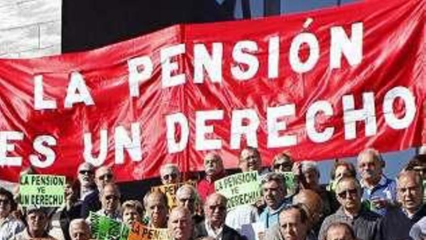 Participantes en una manifestación por las pensiones.