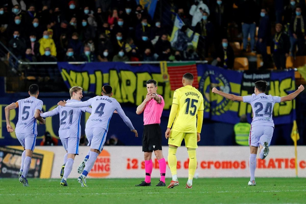 VILLARREAL (CASTELLÓN), 27/11/2021.- El centrocampista holandés del FC Barcelona Frenkie de Jong (2i) celebra tras anotar el 0-1 durante el encuentro correspondiente a la decimoquinta jornada de primera división que disputan este sábado Villarreal CF y FC Barcelona en el estadio de La Cerámica, en la localidad castellonense. EFE / Domenech Castelló.