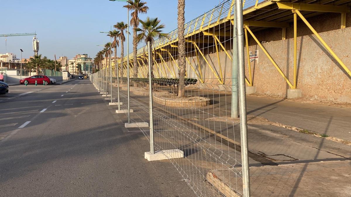 El paseo del dique de Levante de Torrevieja cerrado por obras de remodelación... y estará así 9 meses