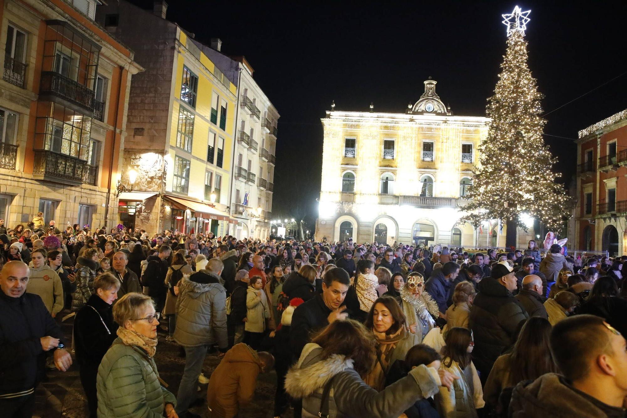 En imágenes: así han celebrado los más pequeños las 'Pequecampanadas' en la Plaza Mayor