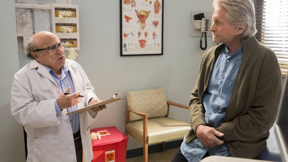 Danny DeVito, temible urólogo en 'El método Kominsky'.