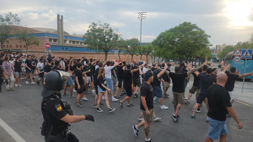 Así ha sido la llegada de la hinchada del Elche CF al Rico Pérez