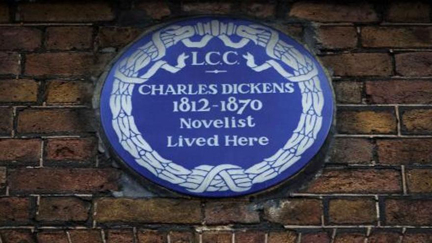 Una placa recuerda al escritor Charles Dickens en la que fue su casa.