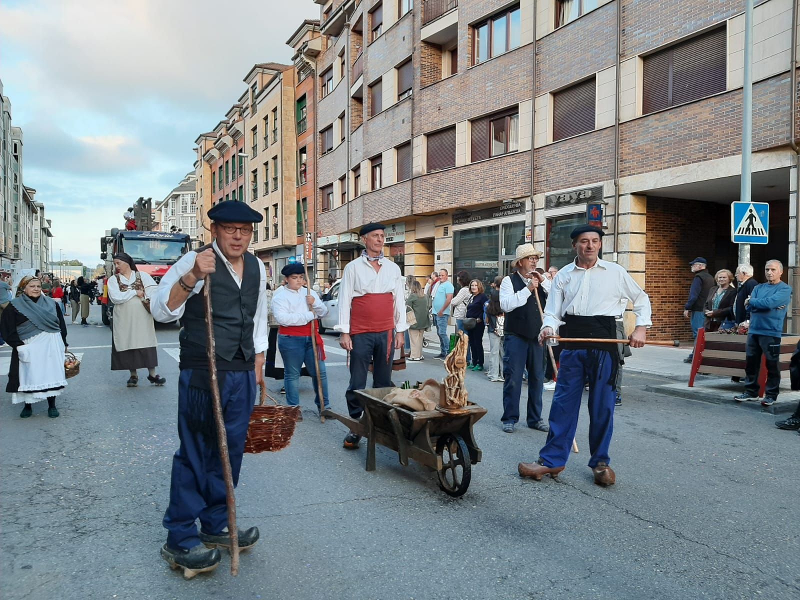 Villaviciosa ofrece el primer mosto a la Portalina: así ha sido el acto seguido de un desfile de carrozas