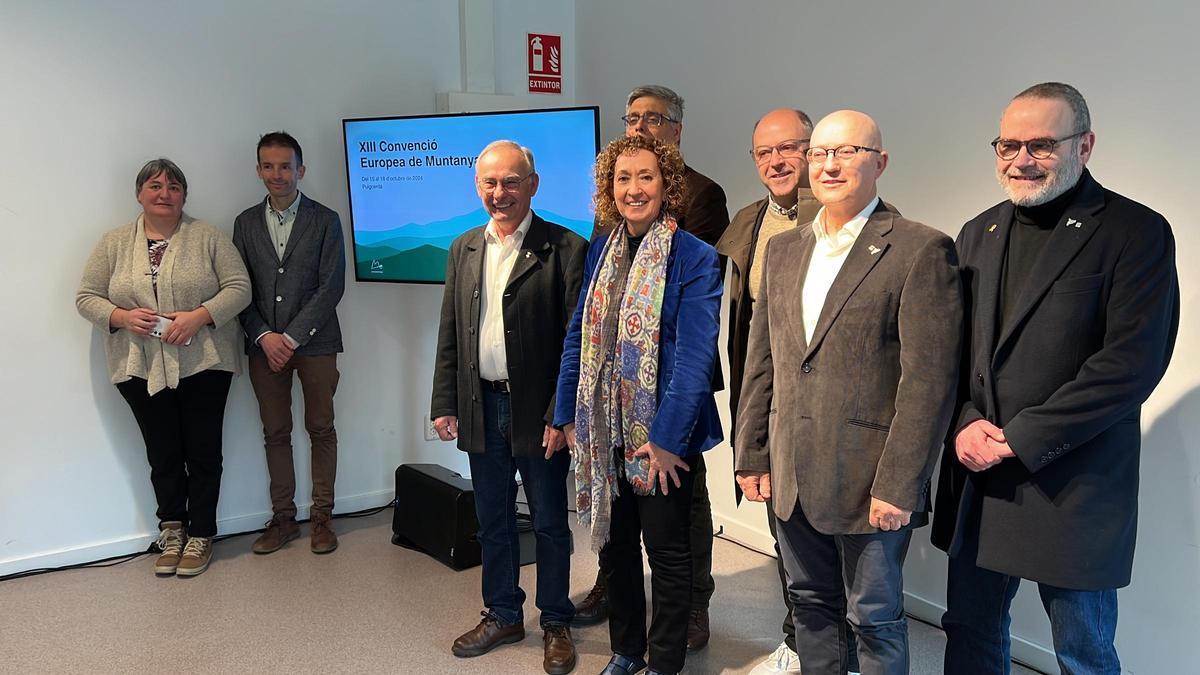 La consellera de Territori, Ester Capella, amb l'alcalde de Puigcerdà, Jordi Gassió, i altres autoritats després de presentar el congrés d'Euromontana que acollirà la capital cerdana a l'octubre