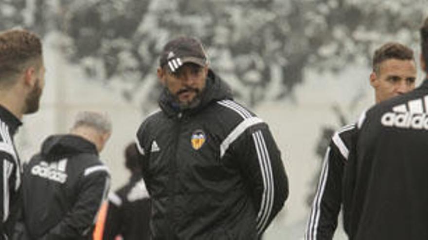 Nuno Espírito observa a sus jugadores, ayer, en el entrenamiento a puerta cerrada realizado en la ciudad deportiva de Paterna.