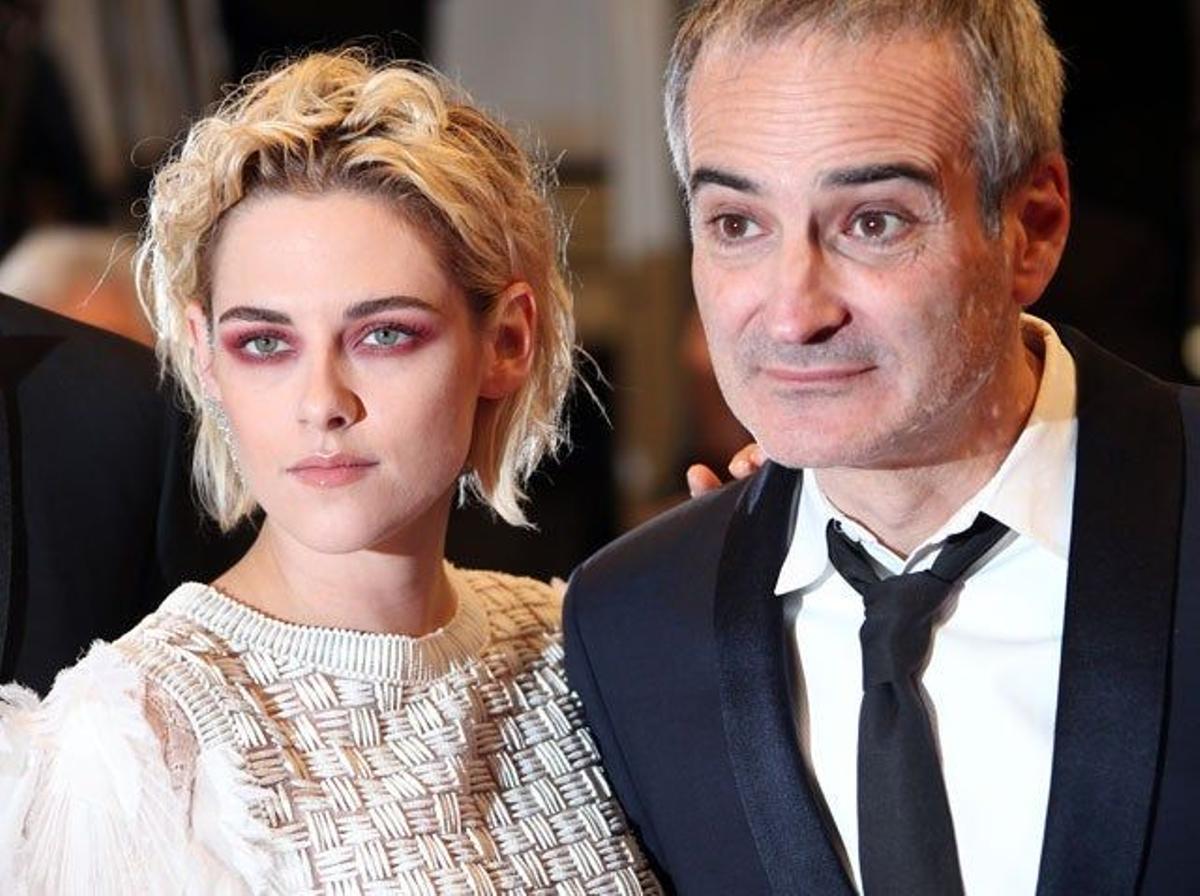 Primer plano de Kristen Stewart y Olivier Assayas, en la première de Personal Shopper en el Festival de Cannes.