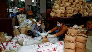 zentauroepp53139891 women pack rice bags to contribute to poor people at an auto200417164358