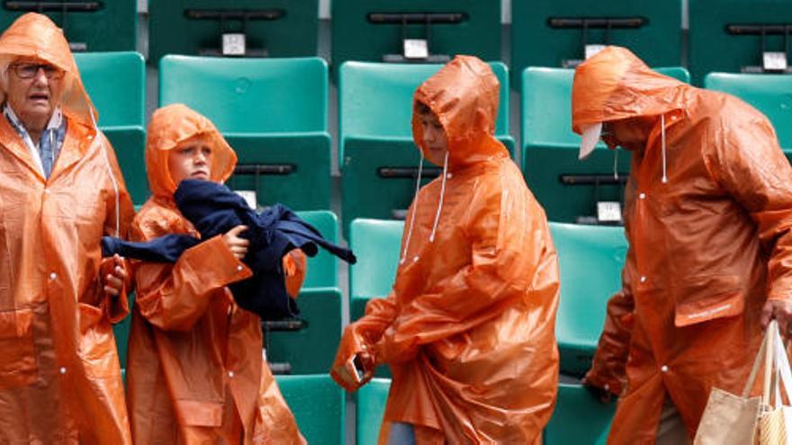 Espectadores con chubasqueros en las gradas de Roland Garros