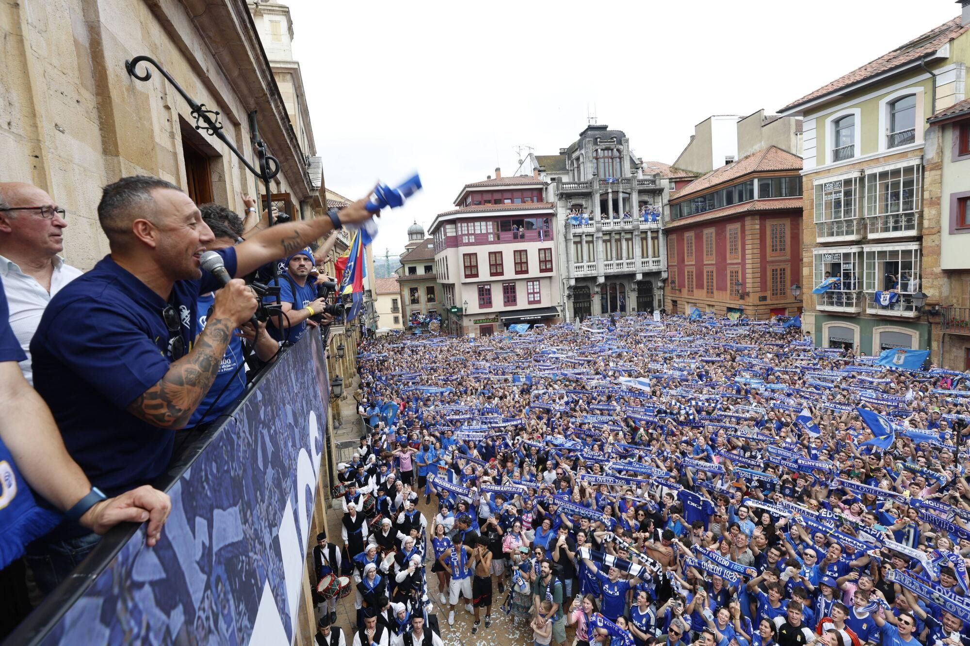 Locura azul en las calles de Oviedo para celebrar el ascenso del equipo a Primera División