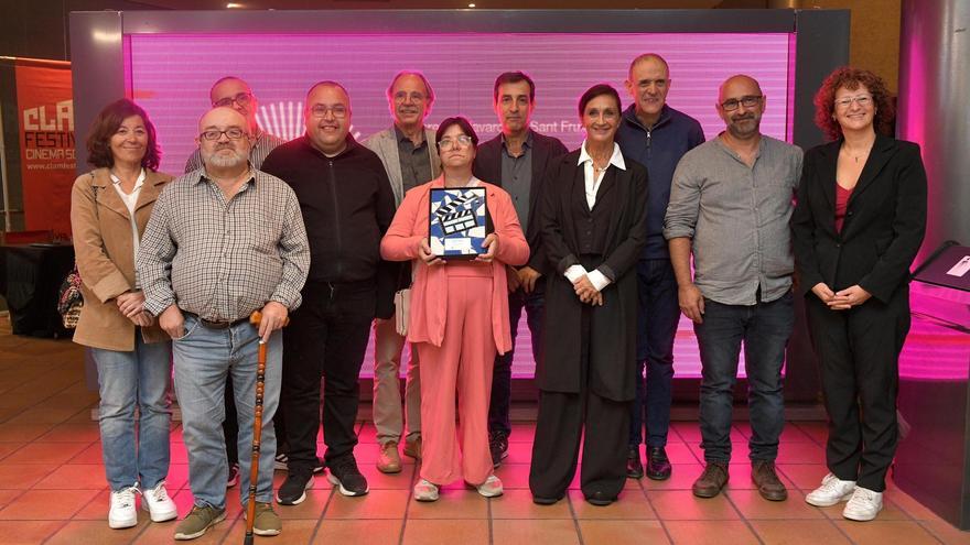 Representants i membres de les fundació MAP, Ampans i Teixits Forés, acompanyats de Sílvia Munt, premi d’Honor del Festival Clam