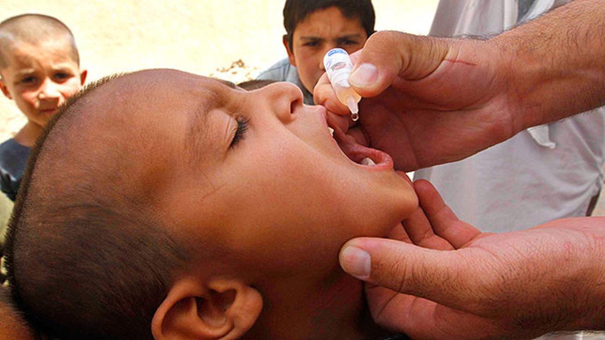 Un nen de Kandahar (Afganistan) rep la vacuna contra la poliomielitis.