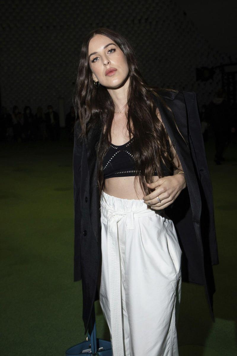 Scout Willis, con pantalones de judo blancos y top de Stella McCartney