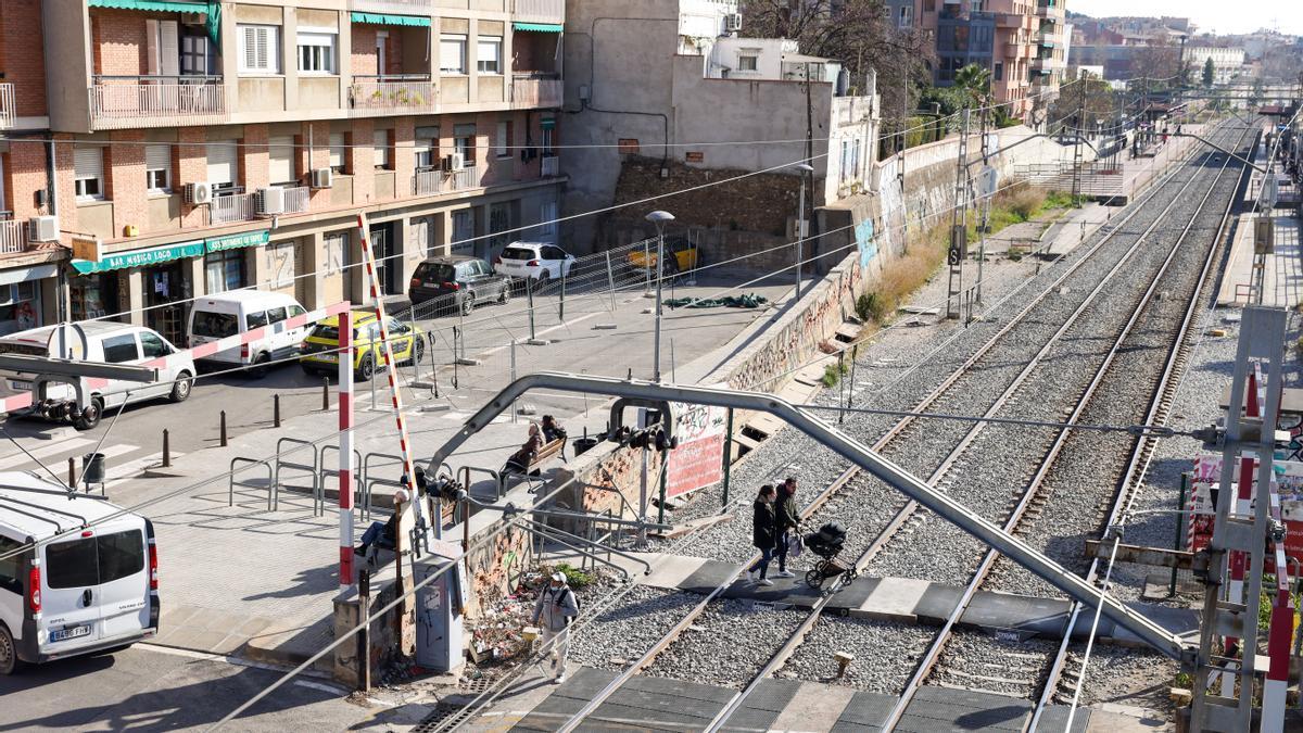 14.01.2022. Sant Feliu de Llobregat. Pas a nivell al carrer Constitució. Històries Metropolitanes 9. Sant Feliu de Llobregat. Història del barri de Can Calders, a Sant Feliu, i la lluita històrica pel soterrament de les vies. Foto Robert Ramos