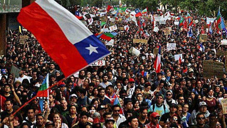 La multitudinària protesta contra el Govern a Santiago de Xile.