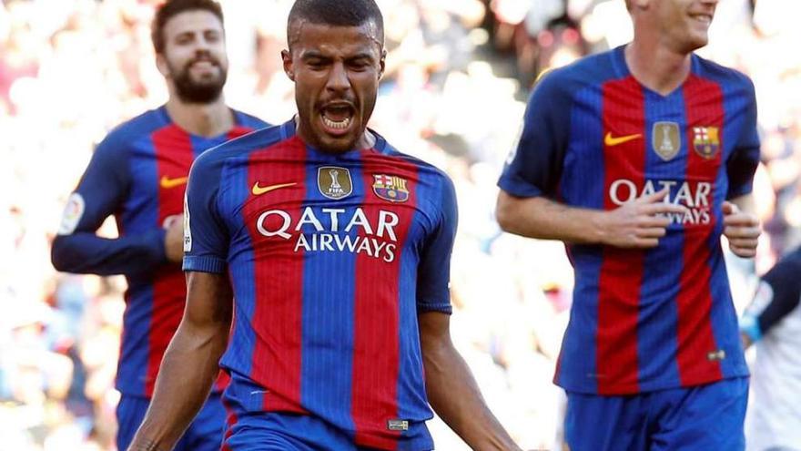 Rafinha celebra su primer gol al Deportivo en presencia de Mathieu (derecha) y Gerard Piqué (detrás). // Reuters