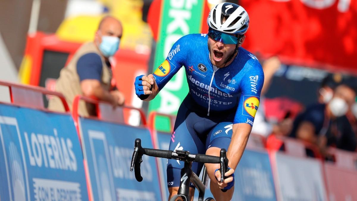 Florian Senechal celebra su triunfo de etapa en La Vuelta 2021 tras superar la línea de meta