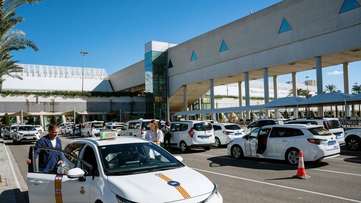 Los taxistas denuncian el cambio en la forma de operar de los 'piratas' en el aeropuerto