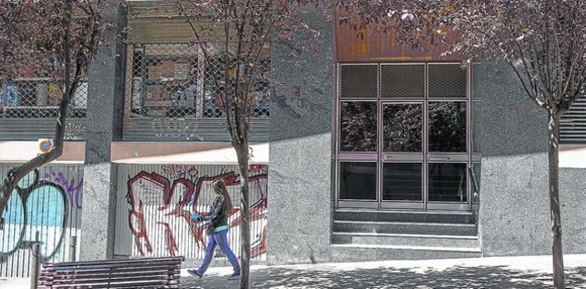 Número 5 del carrer de Das, amb els esglaons de l’entrada on els veïns volen fer una rampa i on l’ajuntament només deixa instal·lar un elevador, molt més car. Número 5 del carrer de Das, amb els esglaons de l’entrada on els veïns volen fer una rampa i on l’ajuntament només deixa instal·lar un elevador, molt més car.