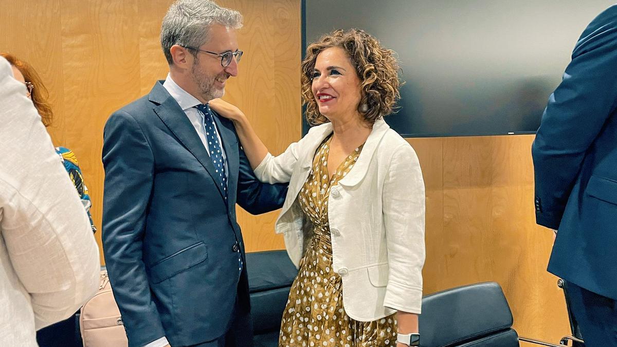 El conseller de Hacienda, Arcadi España, saluda a su homóloga en el Gobierno, María Jesús Montero.