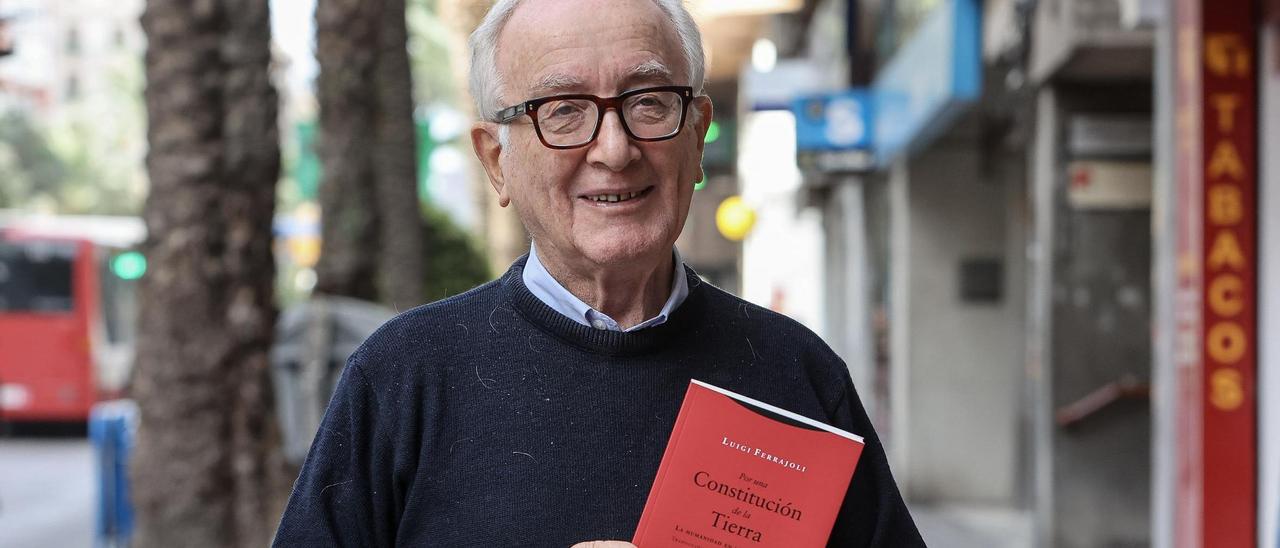 Luigi Ferrajoli con un ejemplar de uno de sus libros este lunes en Alicante.