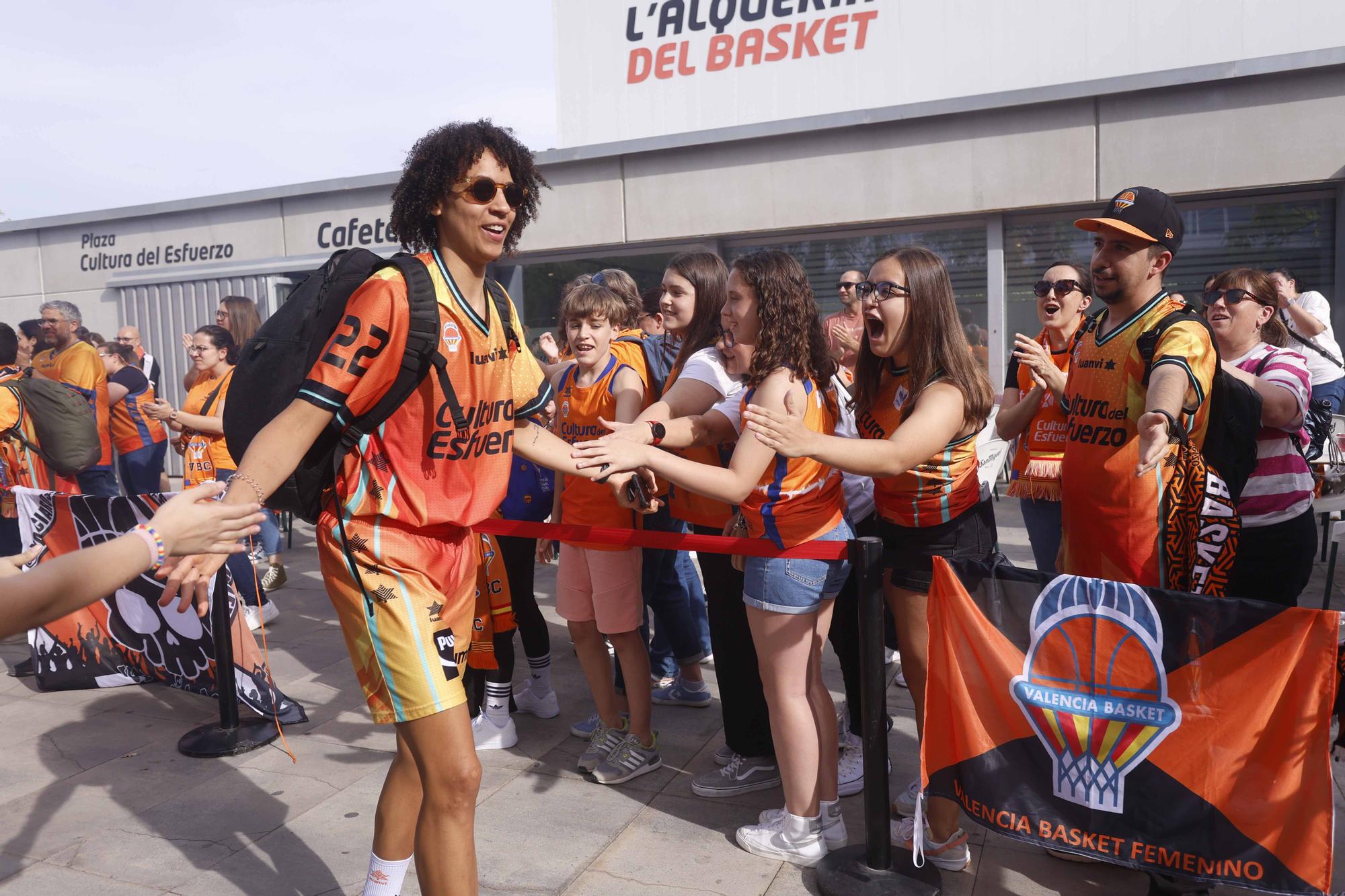 Así fue el recibimiento de los aficionados de Valencia Basket  antes de enfrentarse al  Perfumerías