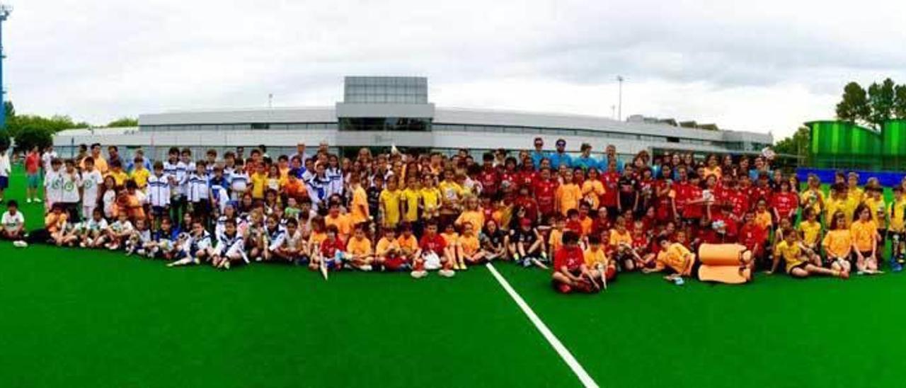 Jugadores de las escuelas de hockey del Grupo Covadonga.