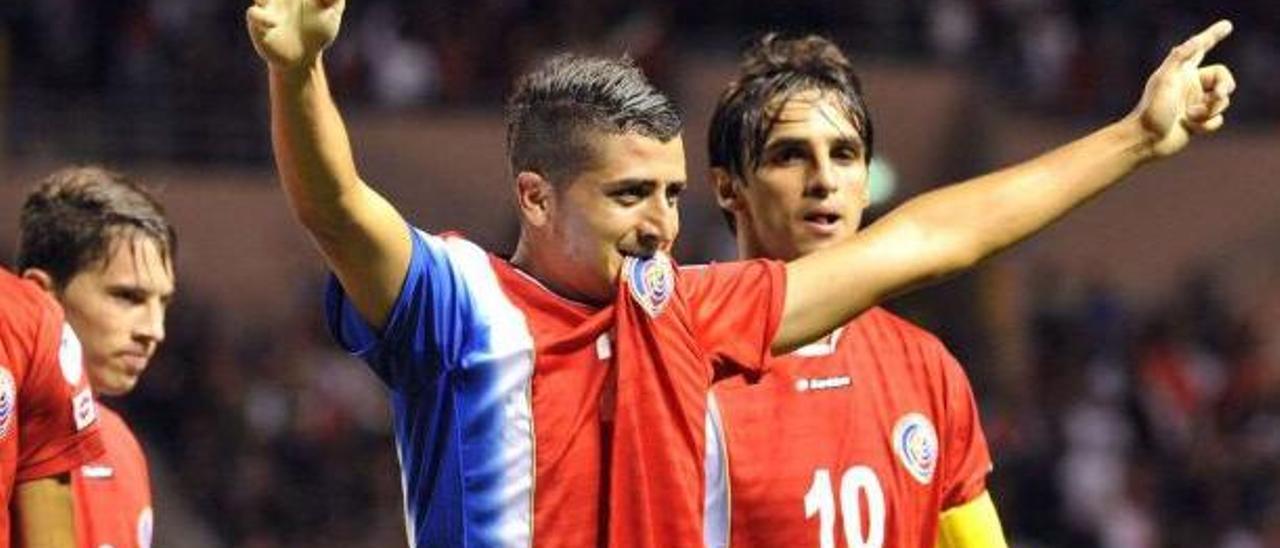 Diego Calvo celebra el gol ante Jamaica en 2013, junto a Bryan Ruiz.