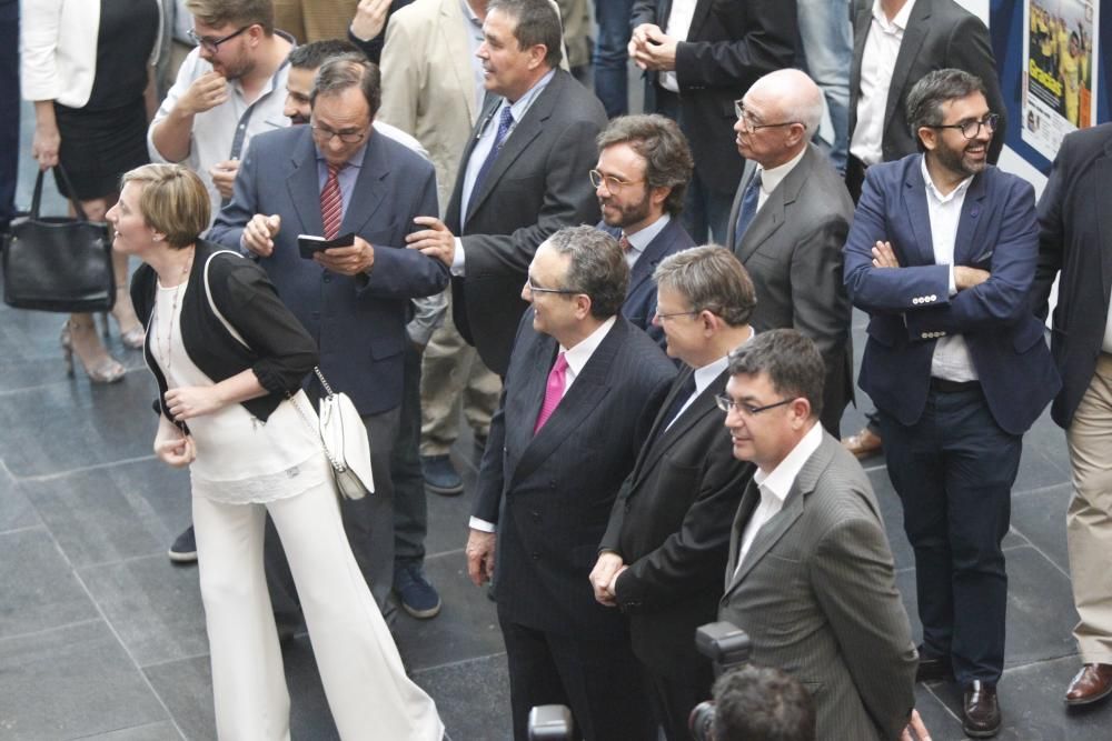 La consellera Maria José Salvador mira la exposición de portadas históricas de Levante de Castelló