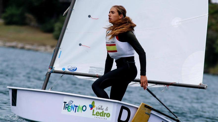 Julia Miñana del Náutico compitiendo en el lago Di Garda