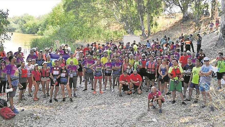 El río Guadalquivir acoge una bajada en kayak y una fiesta de la piragua